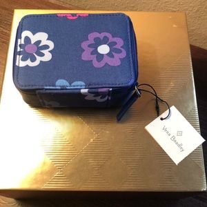 Vera Bradley NWT🏷Travel Pill Case “Ellie Flowers”
